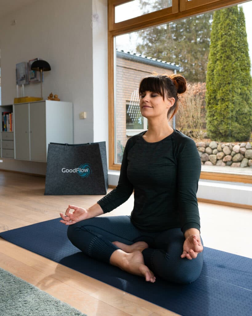 kvinde dyrker yoga