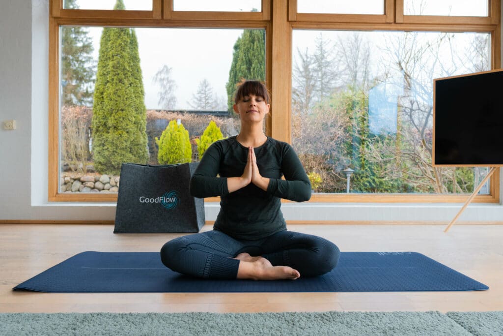 kvinde i yogastilling på gulv